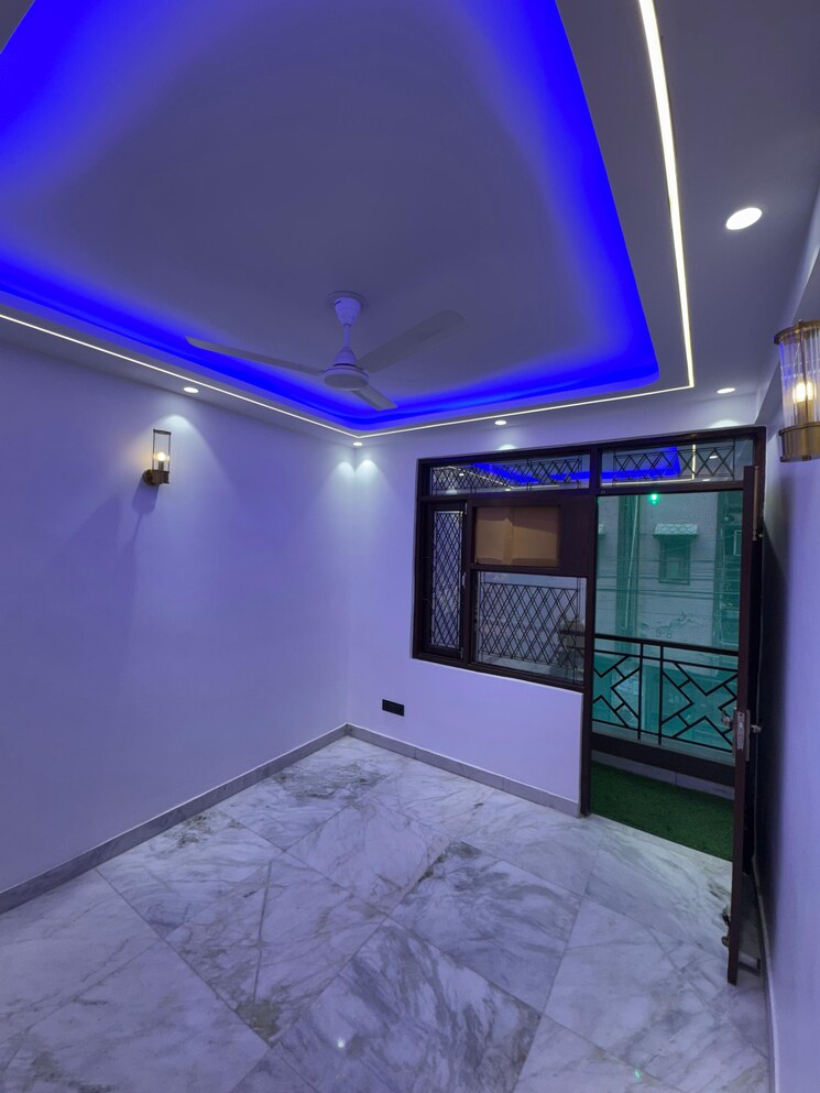 Room, paryavaran complex 3 Bedroom 1000 Sq.Ft. Builder Floor In Paryavaran Complex Delhi 8162159