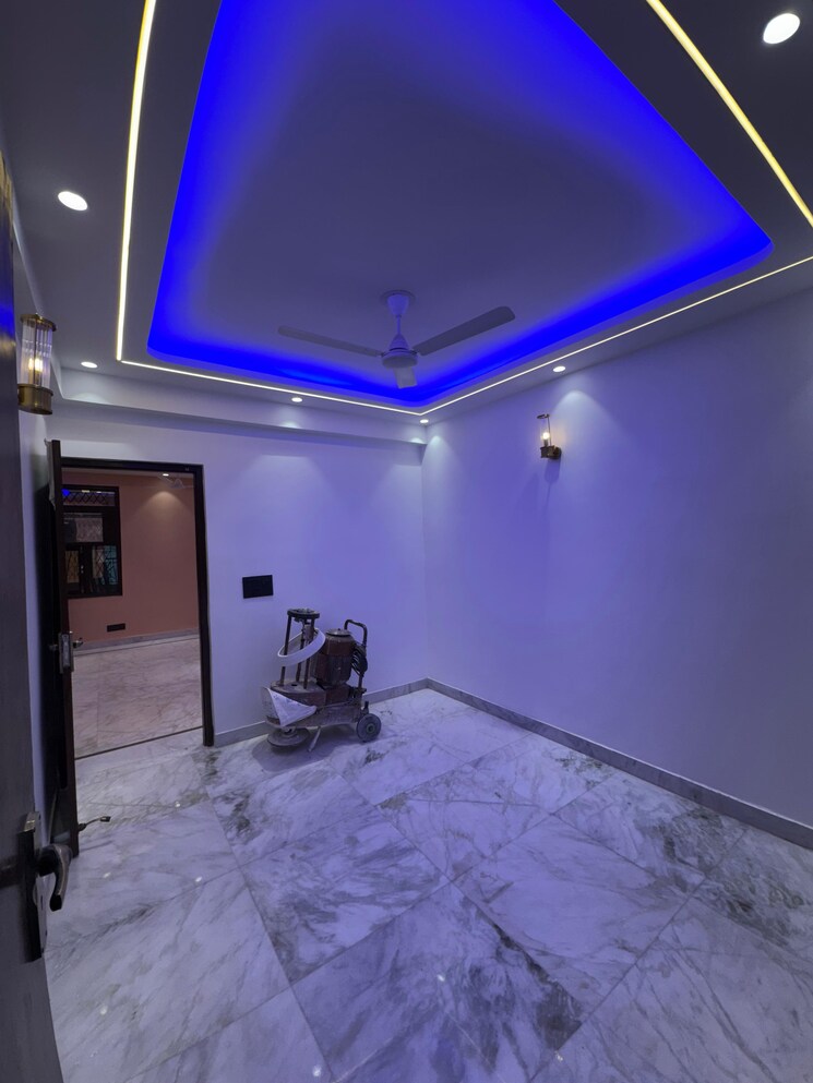 Room, paryavaran complex 3 Bedroom 1000 Sq.Ft. Builder Floor In Paryavaran Complex Delhi 8162159