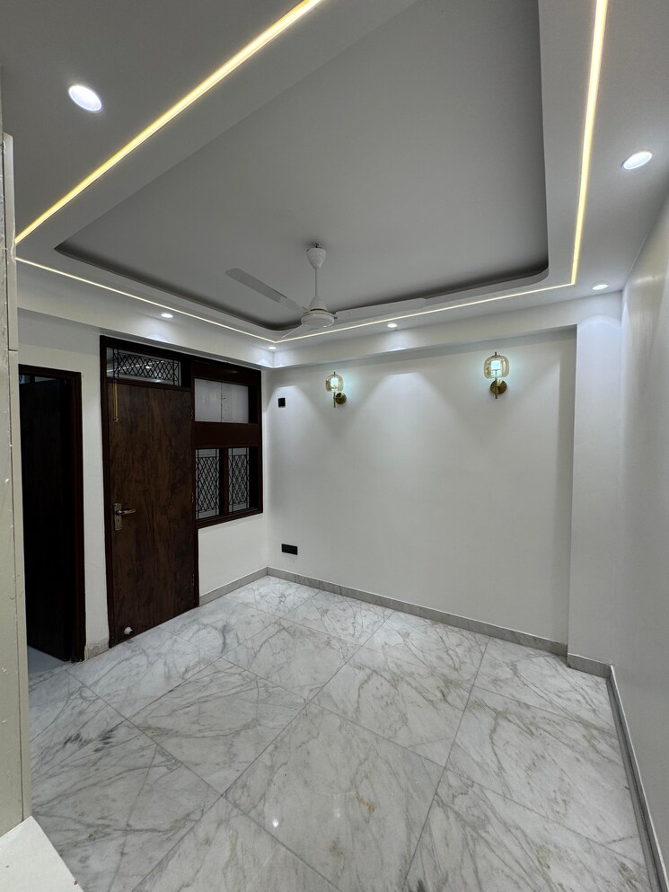 Room, paryavaran complex 3 Bedroom 1000 Sq.Ft. Builder Floor In Paryavaran Complex Delhi 8162159
