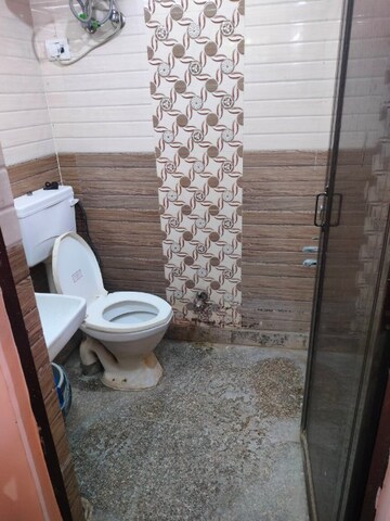 Bathroom in 1.5 BHK Builder Floor at Khirki Extension – for Rent