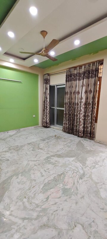 Room in 3 BHK Apartment at Raj Nagar Extension – for Rent