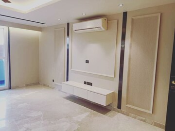 Room in 4 BHK Apartment at DLF Belvedere Towers, Sector 24 – for Sale
