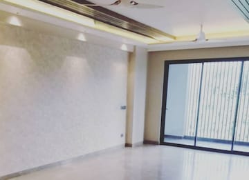 Room in 4 BHK Apartment at DLF Belvedere Towers, Sector 24 – for Sale