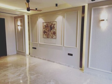 Room in 4 BHK Apartment at DLF Belvedere Towers, Sector 24 – for Sale