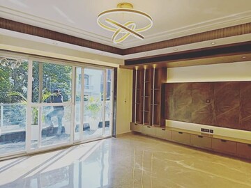Room in 4 BHK Apartment at DLF Belvedere Towers, Sector 24 – for Sale