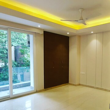 Room in 4 BHK Apartment at DLF Belvedere Towers, Sector 24 – for Sale