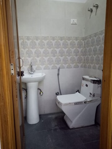 Bathroom in 3.5 BHK Apartment at Marathon Monte South, Byculla West – for Rent