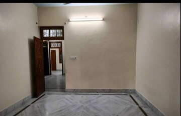 Room in 2 BHK Builder Floor at Gomti Nagar – for Rent