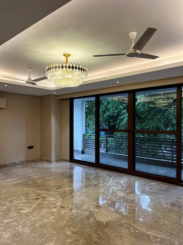 Room in 4 BHK Apartment at Ambience Island, Sector 24 – for Sale