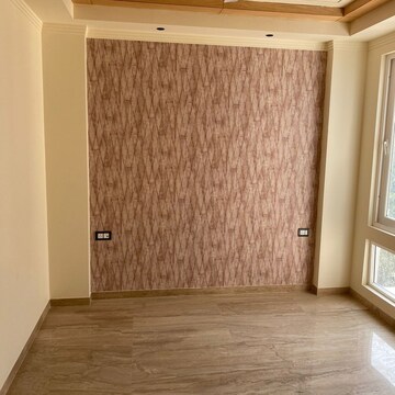 Room in 4 BHK Apartment at Ambience Island, Sector 24 – for Sale