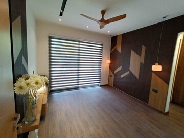 Room in 3.5 BHK Apartment at Ambience Island, Sector 24 – for Sale