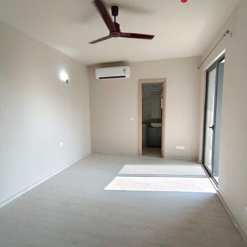 2 BHK Apartment For Rent in Emaar Emerald Estate, Sector 65