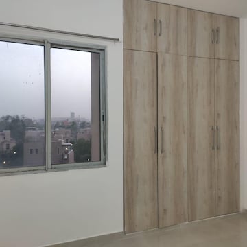 Room in 2 BHK Apartment at Emaar Emerald Estate, Sector 65 – for Rent