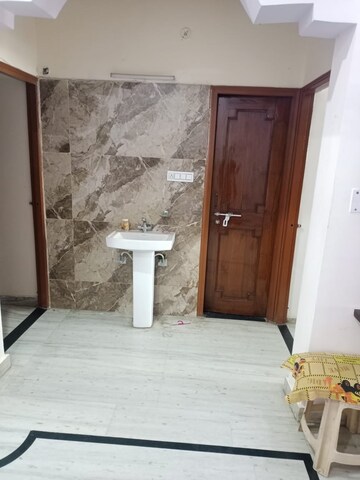 Room in 2.5 BHK Independent House at Gomti Nagar – for Rent
