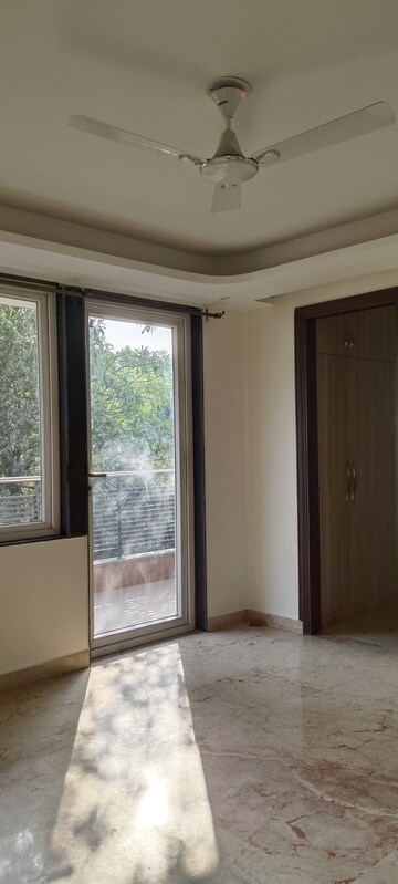 Room in 4 BHK Builder Floor at Unitech South City II, Sector 50 – for Rent