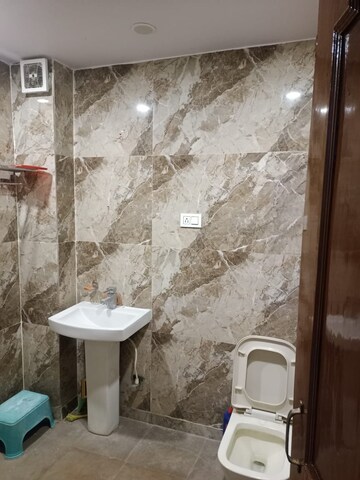 Bathroom in 2.5 BHK Independent House at Gomti Nagar – for Rent