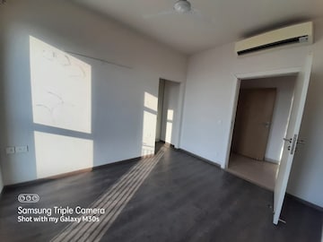 Room in 3.5 BHK Apartment at Ireo The Corridors, Sector 67a – for Rent