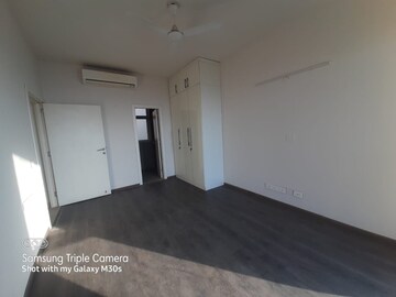 Room in 3.5 BHK Apartment at Ireo The Corridors, Sector 67a – for Rent