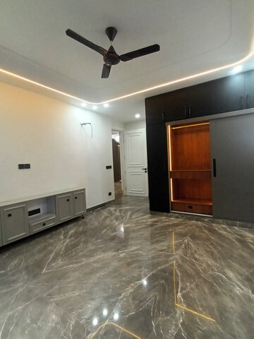 Furnished Amenities in 4 BHK Builder Floor at Infinite Luxury, South City 2 – for Sale