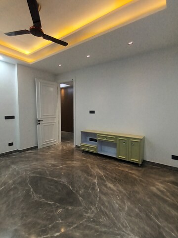 Furnished Amenities in 4 BHK Builder Floor at Infinite Luxury, South City 2 – for Sale