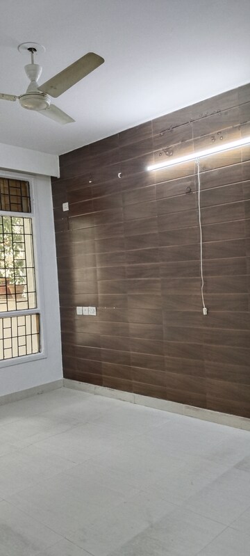 Room in 3 BHK Builder Floor at Unitech South City II, Sector 50 – for Rent