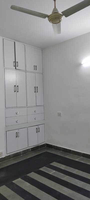 Furnished Amenities in 3 BHK Builder Floor at Unitech South City II, Sector 50 – for Rent