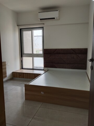 Room in 3 BHK Apartment at Aundh – for Rent