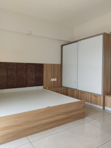 Room in 3 BHK Apartment at Aundh – for Rent