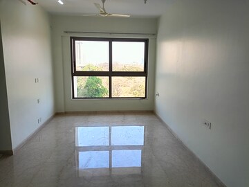 Room in 2 BHK Apartment at Kalpataru Paramount, Kapur Bawdi – for Rent