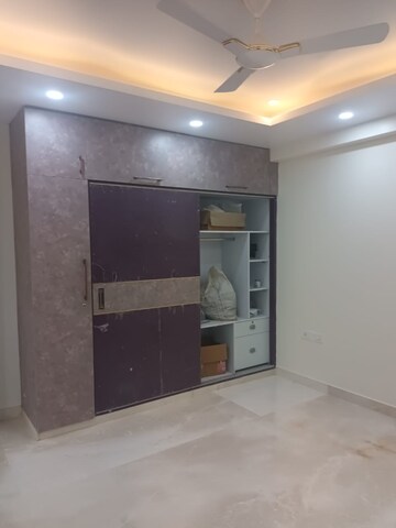 Room in 5 BHK Builder Floor at Sector 27 – for Rent