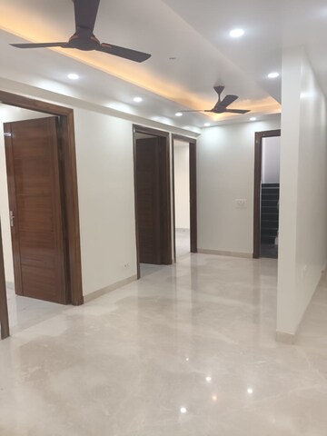 Building Lobby in 5 BHK Builder Floor at Sector 27 – for Rent