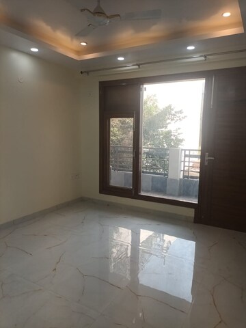 Room in 5 BHK Builder Floor at Sector 27 – for Rent