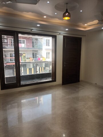 Room in 5 BHK Builder Floor at Sector 27 – for Rent