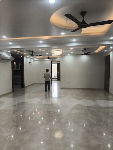 Room in 5 BHK Builder Floor at Sector 27 – for Rent