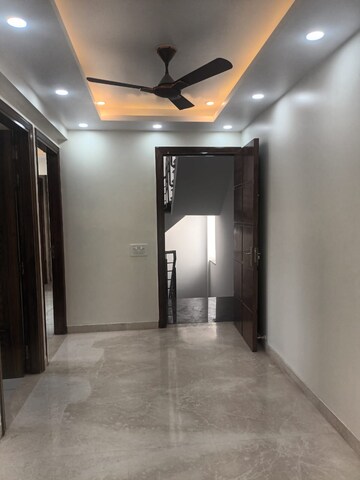 Room in 5 BHK Builder Floor at Sector 27 – for Rent