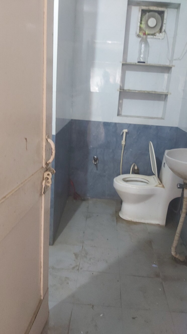 Attached Bathroom, mayur vihar 2.5 Bedroom 1250 Sq.Ft. Apartment In Mayur Vihar Delhi 8163871