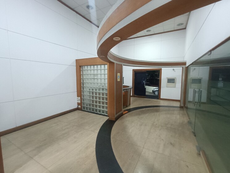  Parking, gopalapuram Commercial Showroom 5200 Sq.Ft. In Gopalapuram Chennai 8163840