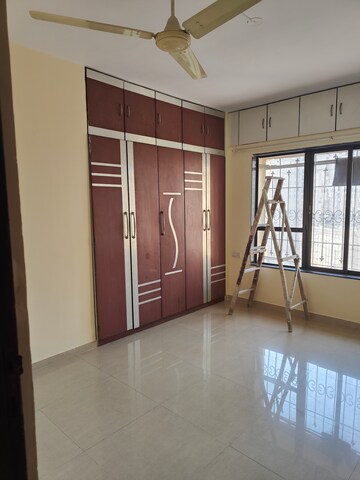 Room in 4 BHK Apartment at Hyde Park Galaxy, Manpada – for Rent