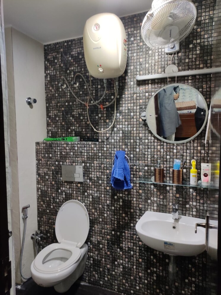 Bathroom, jatin das road 4 Bedroom 2700 Sq.Ft. Builder Floor In Jatin Das Road Kolkata 8163926