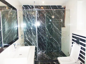 Furnished Amenities in 4 BHK Builder Floor at Hauz Khas Enclave – for Rent