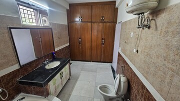 Furnished Amenities in 3 BHK Builder Floor at Unitech South City II, Sector 50 – for Rent