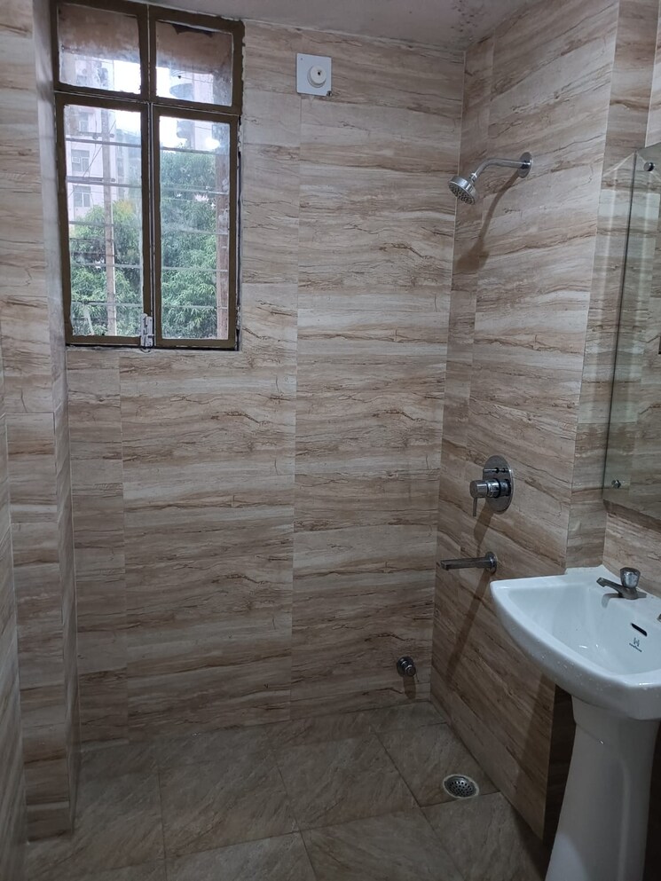Bathroom, rudra-vigyan-vihar 4 Bedroom 2100 Sq.Ft. Apartment In Sector 56 Gurgaon 8164070