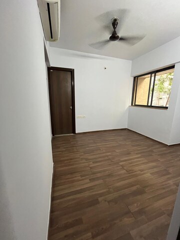 Room in 1.5 BHK Apartment at Lodha Lakeshore Greens, Dombivli East – for Rent
