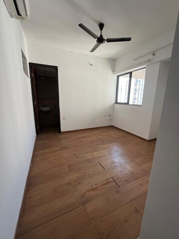 Room in 1.5 BHK Apartment at Lodha Lakeshore Greens, Dombivli East – for Rent