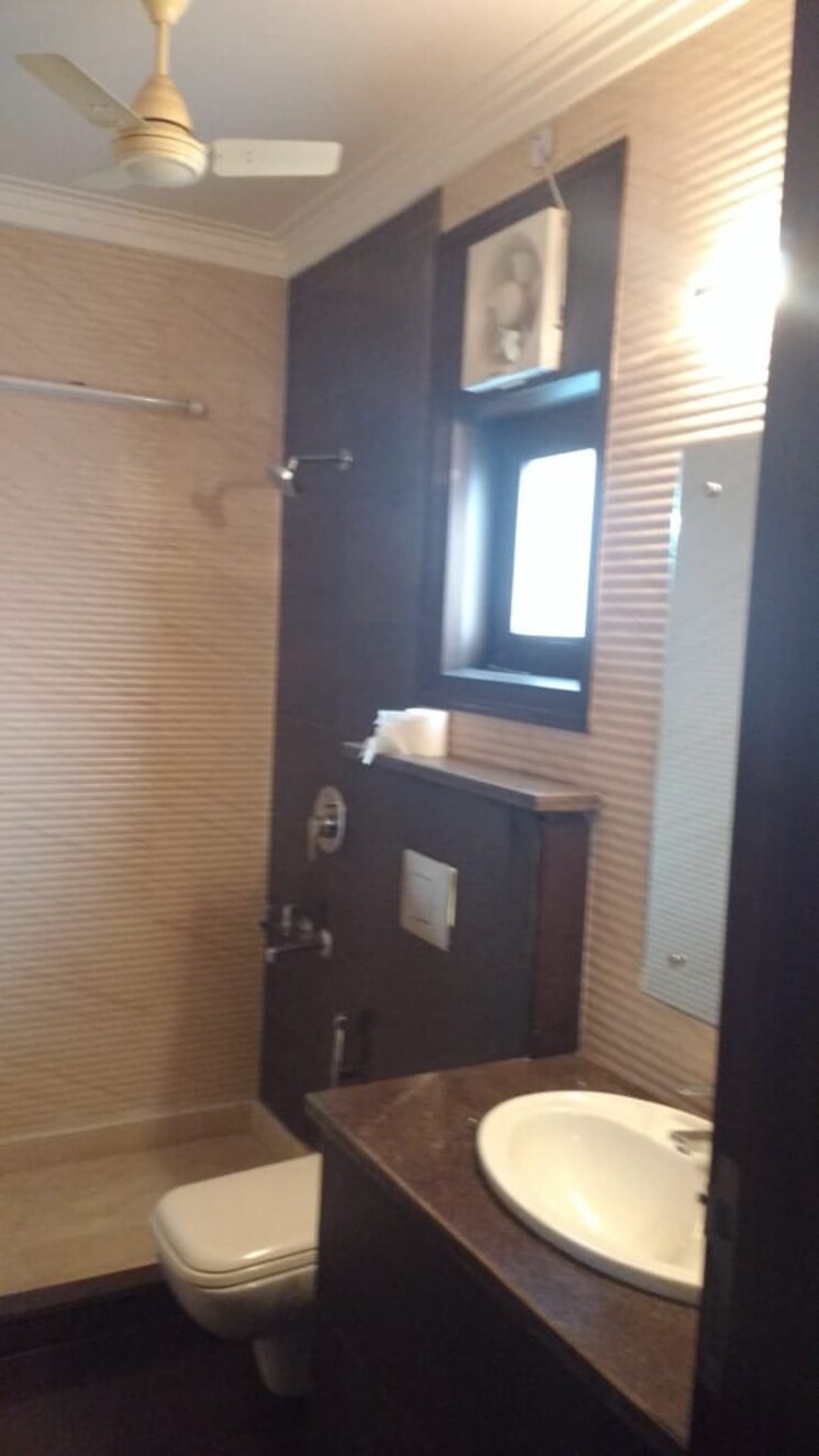 Bathroom, safdarjung enclave 3 Bedroom 1800 Sq.Ft. Builder Floor In Safdarjung Enclave Delhi 8164370