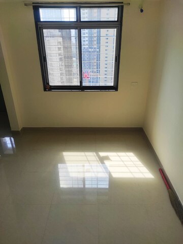 Room in 1 BHK Apartment at Parasnath Nagari, Naigaon East – for Rent