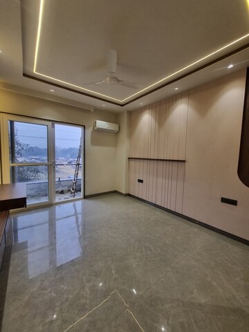 Room in 4 BHK Apartment at Ireo Victory Valley, Sector 67 – for Sale