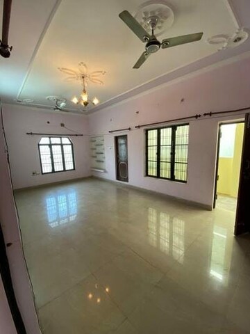 Room in 2 BHK Apartment at Aliganj – for Rent