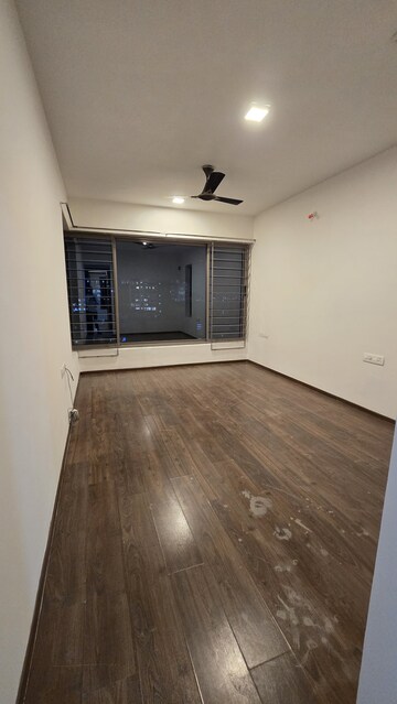 Room in 3 BHK Apartment at The Wadhwa The Address, Ghatkopar West – for Rent