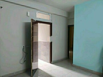 Room in 2 BHK Builder Floor at Aliganj – for Rent